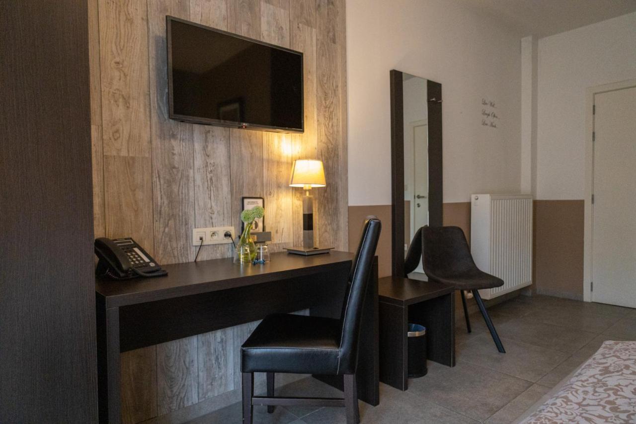 Hotel De Maaskant Maaseik Bagian luar foto