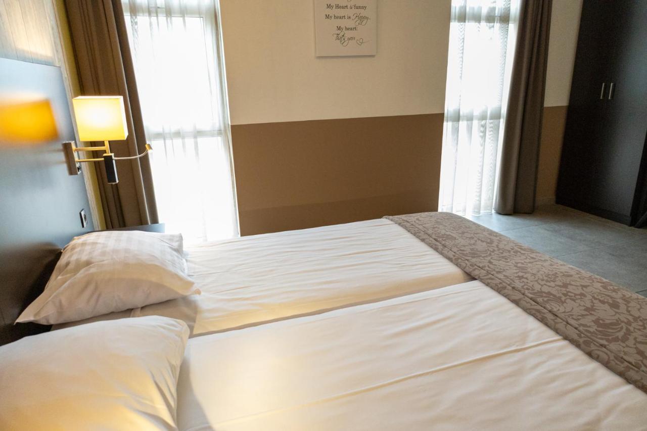 Hotel De Maaskant Maaseik Bagian luar foto
