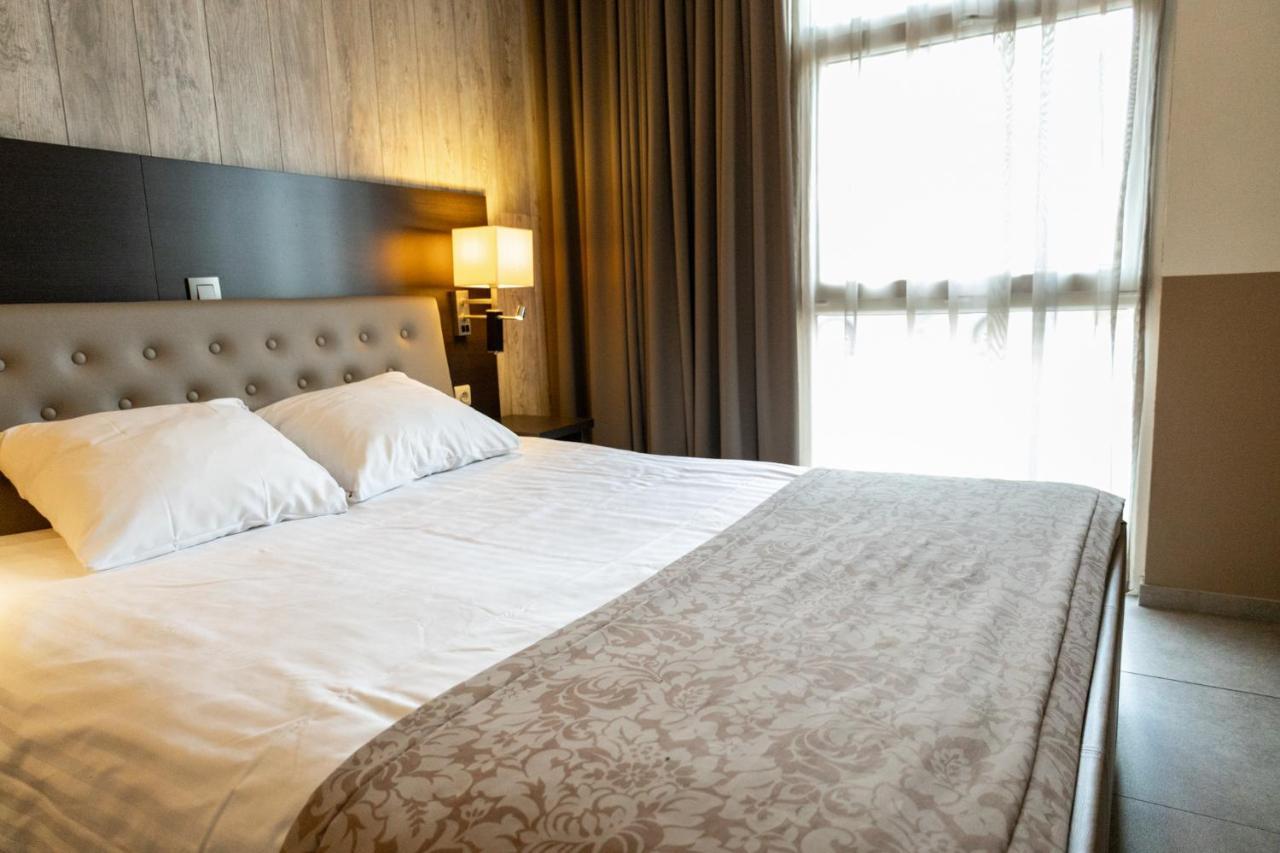 Hotel De Maaskant Maaseik Bagian luar foto