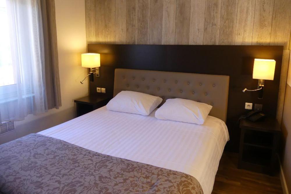 Hotel De Maaskant Maaseik Bagian luar foto