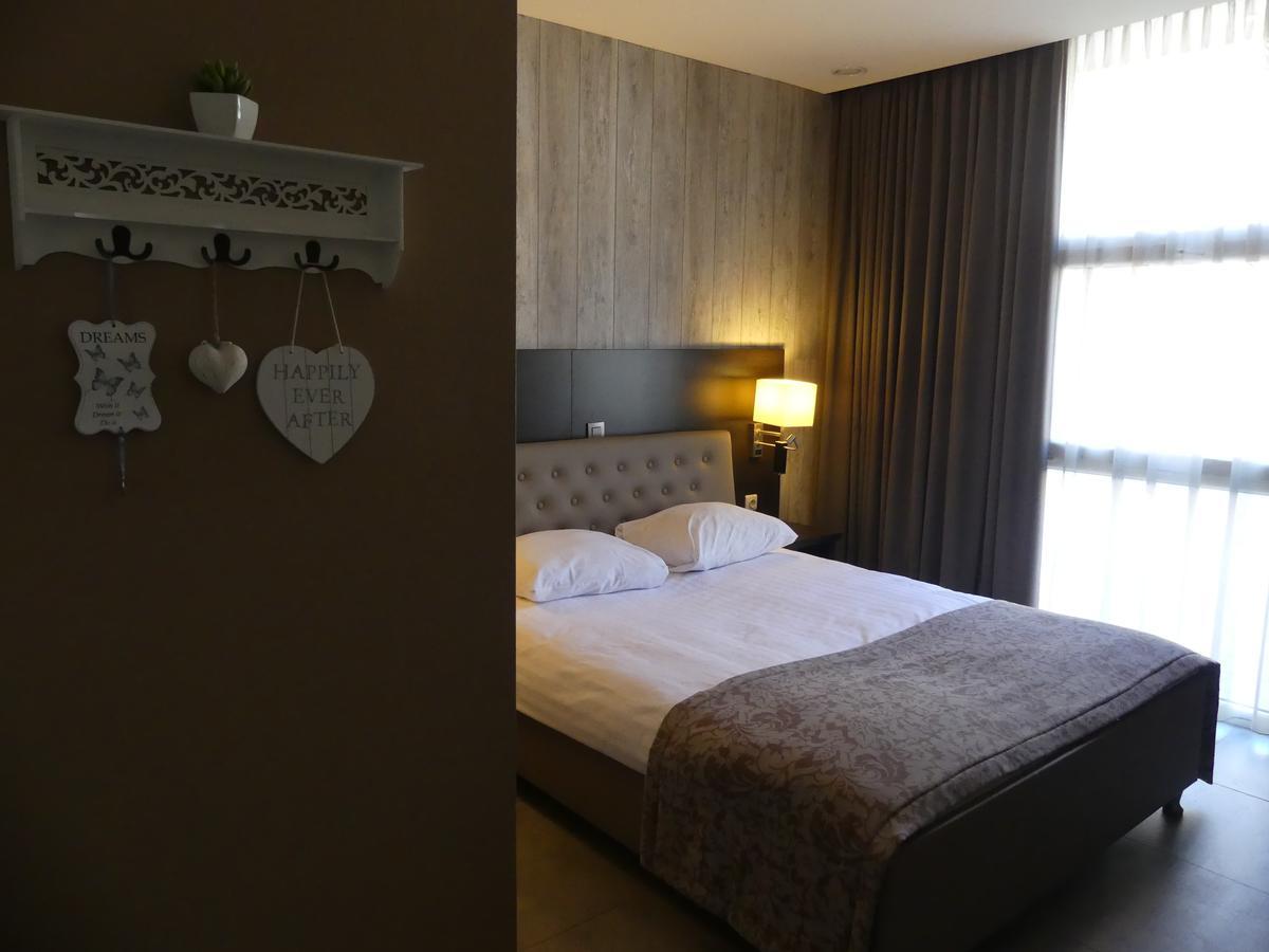Hotel De Maaskant Maaseik Bagian luar foto