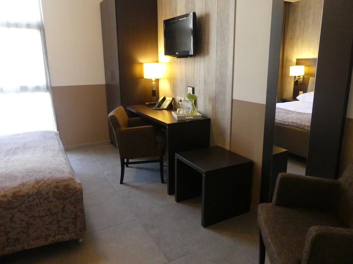 Hotel De Maaskant Maaseik Bagian luar foto